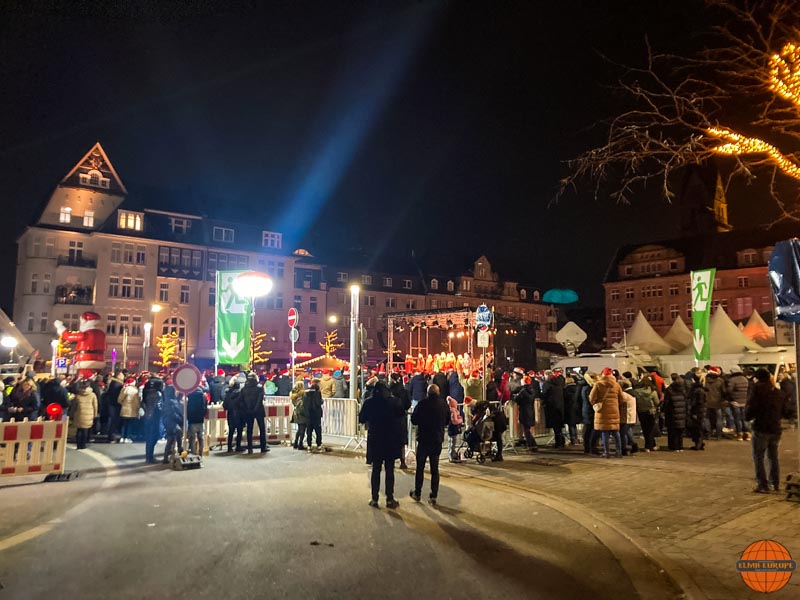 Weihnachtsmarkt in Castrop Rauxel mit Mannesmanngitter und Notausgangsfahnen.